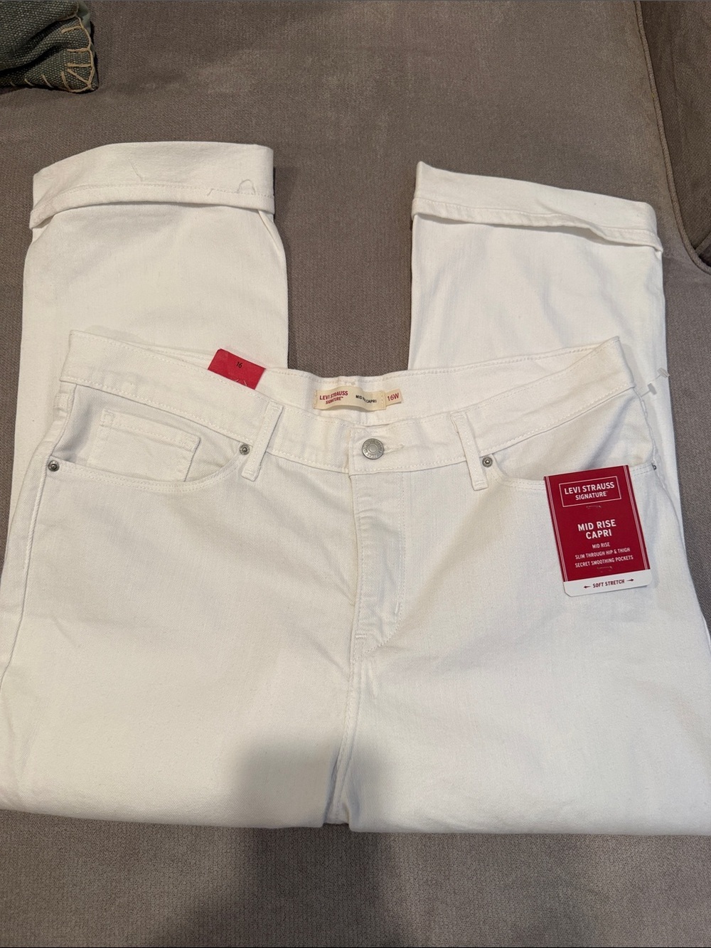 NWT Levi's Mid Rise Capri Women’s Jeans in White